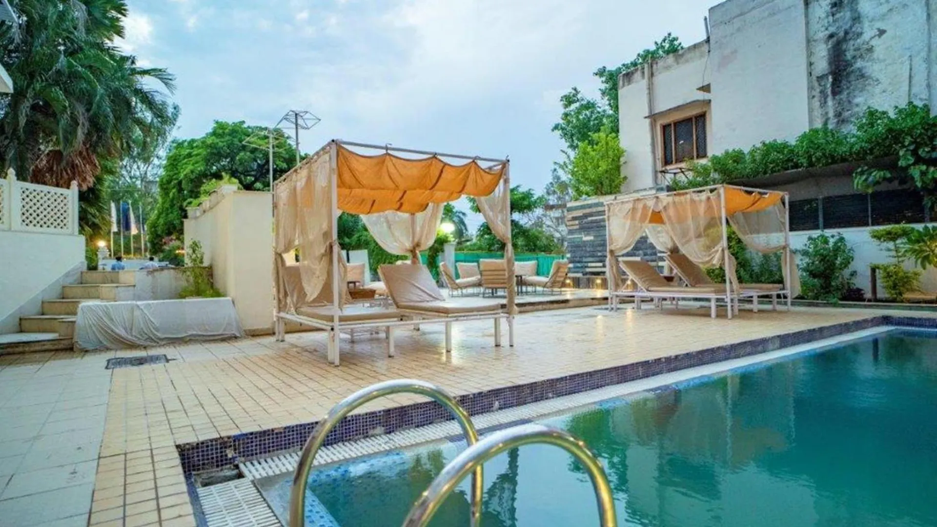 Hotel Golden Tulip Udaipur 4*,