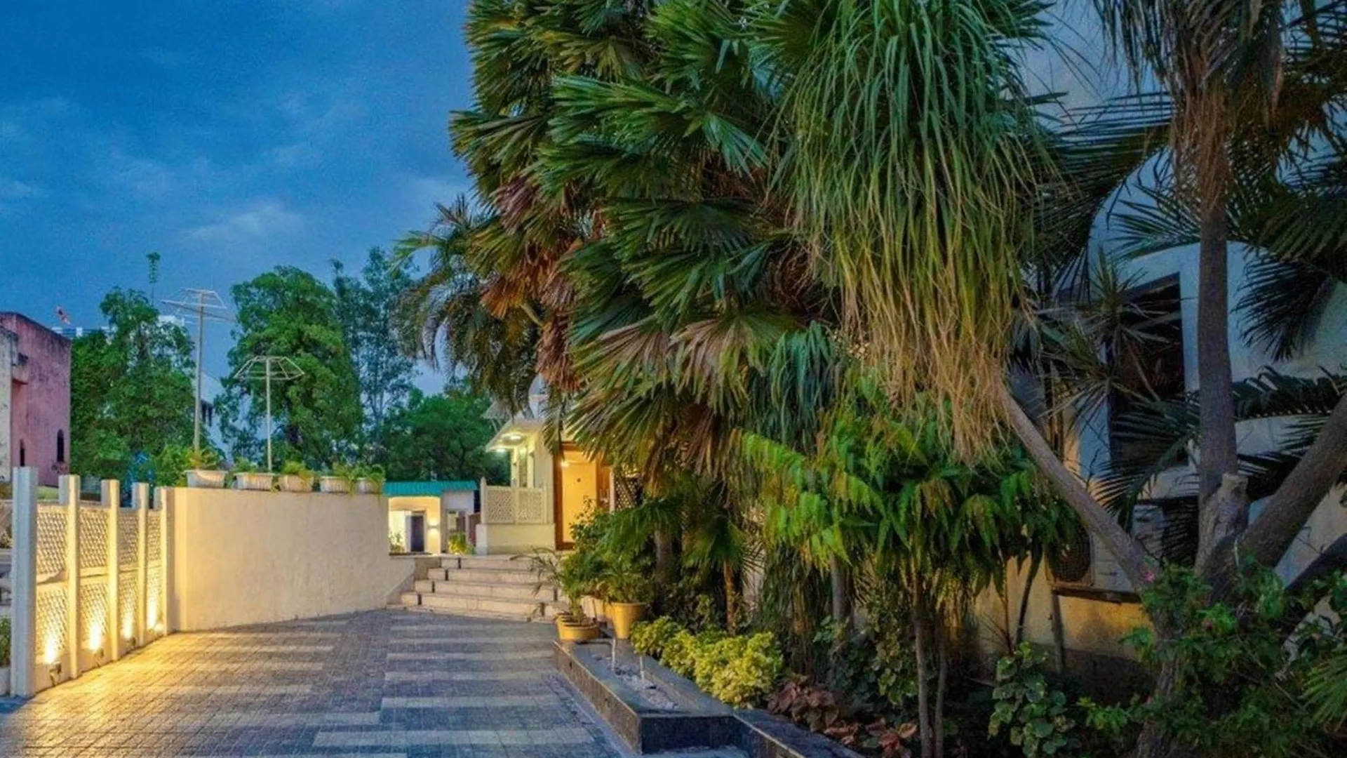 Hotel Golden Tulip Udaipur
